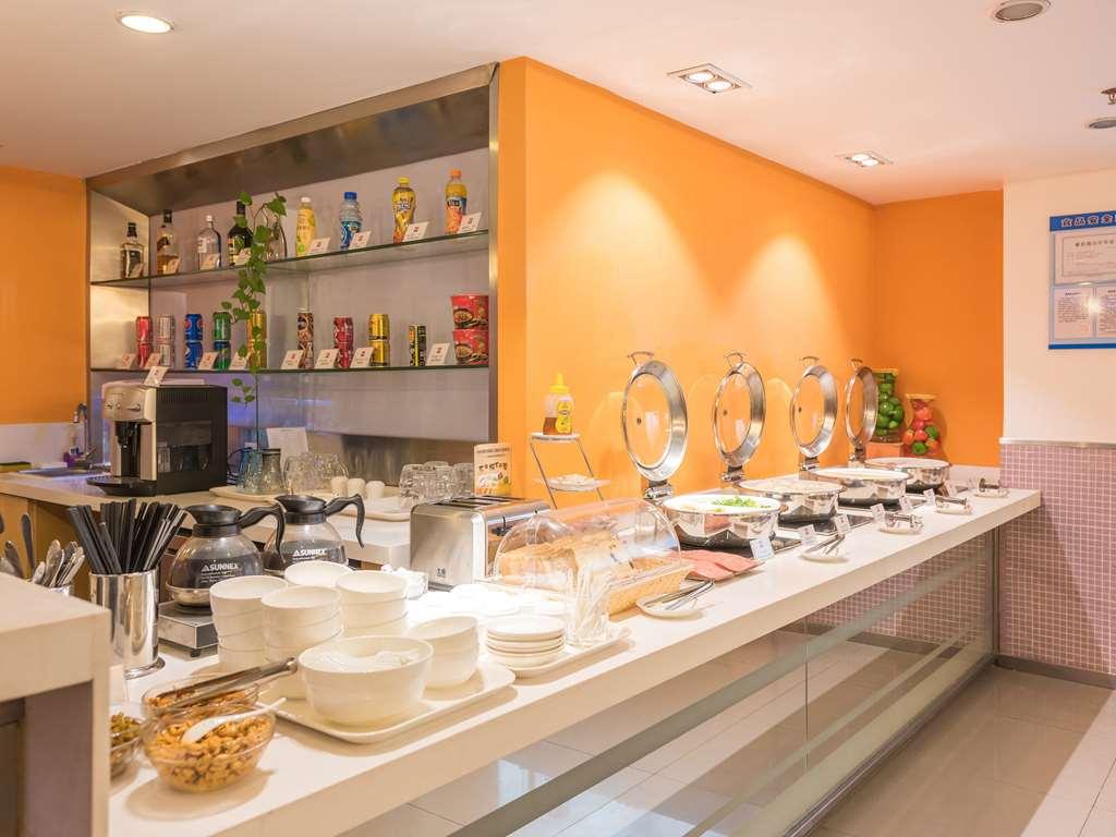 Ibis Xujiahui Hotel 3*