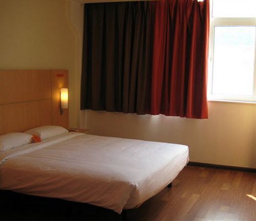 Hotel Ibis Xujiahui 3*