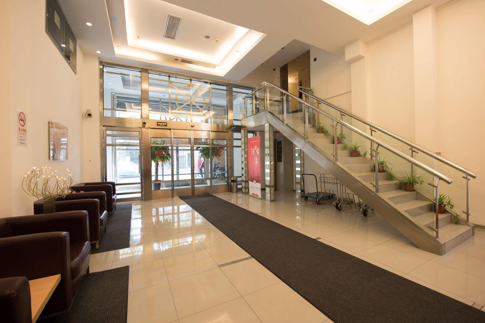 Ibis Xujiahui Hotel 3*